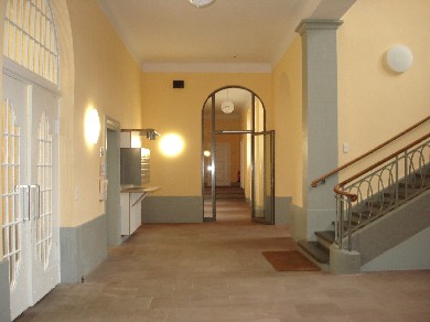 Bild vom Flur im Erdgeschoss mit Treppenaufgang